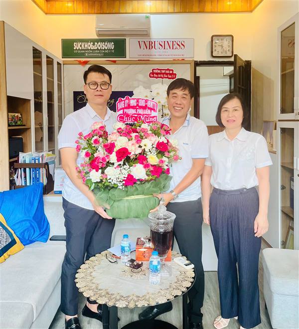 Đồng chí Phó Chủ tịch Thường trực UBND phường Trần Quang Hưng chúc mừng một số cơ quan báo chí trên địa bàn thành phố Hải Phòng