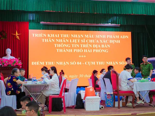 Công an phường Phù Liễn hỗ trợ thân nhân liệt sĩ thu nhận mẫu ADN phục vụ xác định danh tính hài cốt liệt sĩ