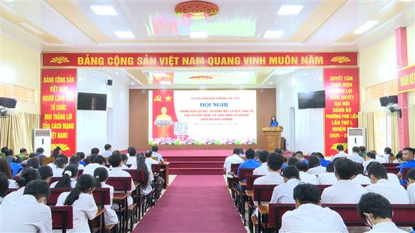 Phường Phù Liễn hướng dẫn cài đặt, sử dụng một số ứng dụng trên nền tảng số cho thành viên Tổ công nghệ số cộng đồng và đại diện các hộ dân trên địa bàn phường