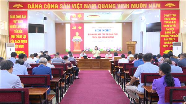 Thường trực Đảng ủy phường giao ban với Bí thư, tổ trưởng, trưởng ban công tác mặt trận 19 tổ dân phố trên địa bàn phường