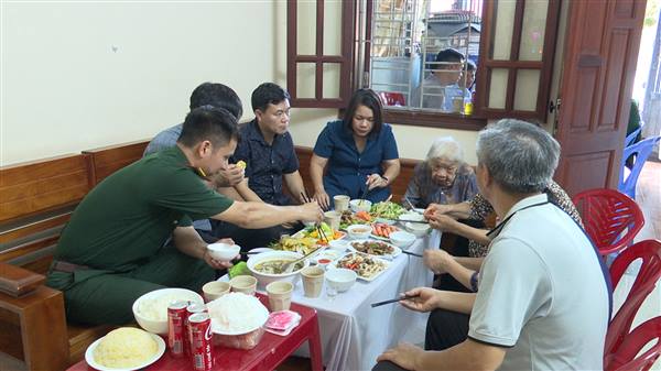 Ấm áp “Bữa cơm nghĩa tình” cùng lãnh đạo phường Phù Liễn với Mẹ Việt Nam Anh hùng Phạm Thị Nhung