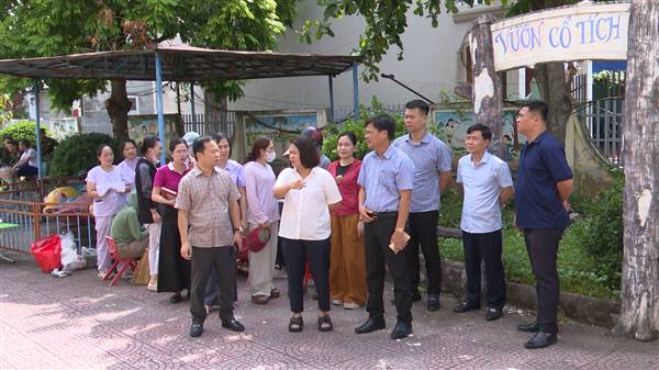 Các đồng chí lãnh đạo phường kiểm tra cơ sở 2 trường Mầm non Hoa Phượng (trước là cơ sở 2 trường mầm non Nam Hà), chuẩn bị đưa vào hoạt động trong năm học mới