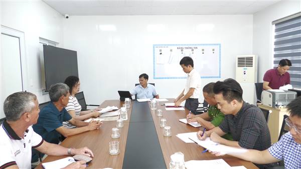 Đồng chí Phó Bí thư Đảng ủy, Chủ tịch UBND phường Phạm Văn Diện tiếp, giải quyết đơn công dân