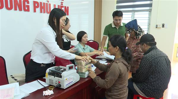 Thêm 15 hộ dân có đất ở trên địa bàn phường Phù Liễn đã nhận tiền bồi thường, hỗ trợ thực hiện dự án xây dựng đường nối Quốc lộ 5 - Quốc lộ 10