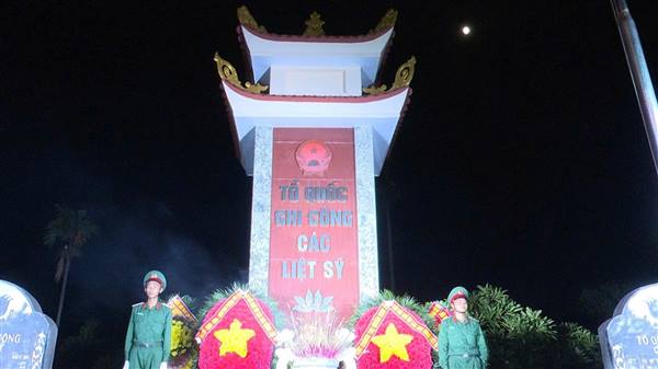 Phường Phù Liễn trang trọng tổ chức Lễ thắp nến tri ân tại nghĩa trang liệt sĩ Văn Đẩu