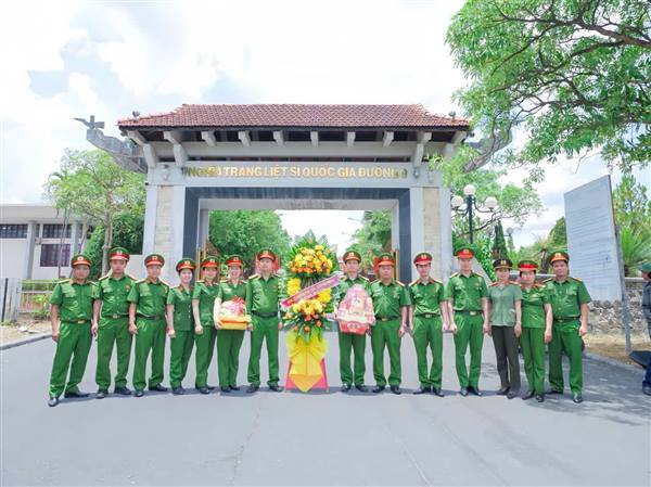 Công an phường Phù Liễn dâng hương tri ân tại các địa chỉ đỏ miền Trung nhân kỷ niệm 79 năm Ngày Thương binh - Liệt sĩ