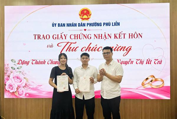  Ủy ban nhân dân phường Phù Liễn trao Giấy chứng nhận kết hôn cho công dân