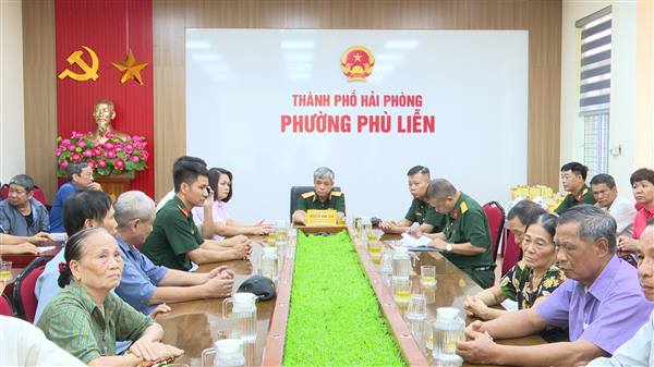 Bộ Tư lệnh Quân khu 3 tặng quà 20 gia đình chính sách tiêu biểu phường Phù Liễn nhân dịp kỷ niệm 79 năm ngày Thương binh, liệt sĩ