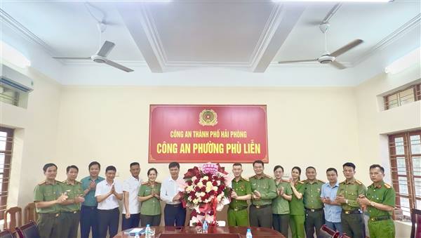 Đồng chí Phó Bí thư Đảng ủy, Chủ tịch UBND phường Phạm Văn Diện thăm, chúc mừng cán bộ, chiến sĩ Đội An ninh - Công an phường nhân kỷ niệm 80 năm ngày truyền thống lực lượng An ninh nhân dân