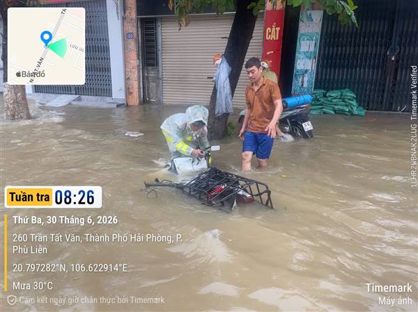 Công an phường Phù Liễn bảo đảm an toàn giao thông, hỗ trợ người tại các điểm ngập lụt