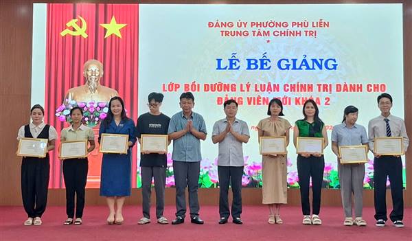 Trung tâm Chính trị phường Phù Liễn bế giảng lớp bồi dưỡng lý luận chính trị dành cho đảng viên mới khóa 2