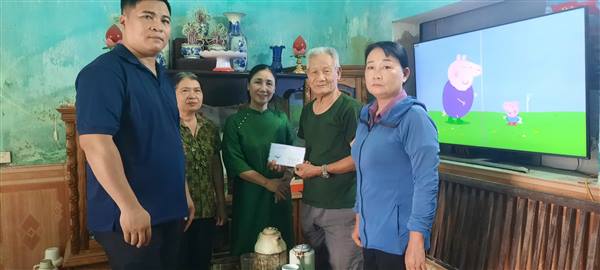 Ủy ban Mặt trận Tổ quốc Việt Nam phường kết nối nguồn lực xã hội trao quà tri ân 5 gia đình người có công với cách mạng