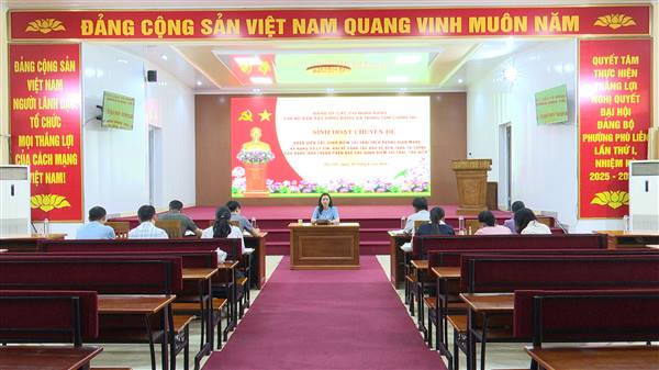 Chi bộ Ban Xây dựng Đảng và Trung tâm Chính trị phường Phù Liễn sinh hoạt chuyên đề về “Nhận diện các quan điểm sai trái trên không gian mạng, kỹ năng xử lý tin, bài về công tác bảo vệ nền tảng tư tưởng của Đảng, đấu tranh phản bác các quan điểm sai trái, thù địch”