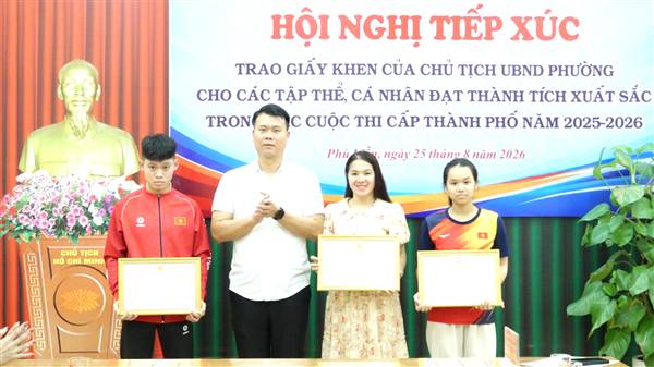Tiếp xúc, trao Giấy khen của Chủ tịch UBND phường tặng các tập thể, cá nhân đạt thành tích xuất sắc trong các cuộc thi cấp thành phố năm học 2025 - 2026