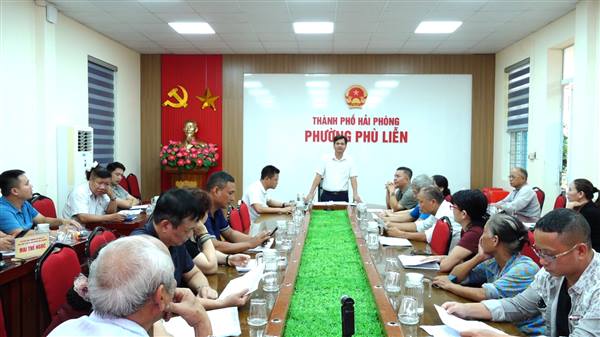 Đồng chí Phó Chủ tịch UBND phường Mai Thế Ngọc đối thoại với 35 hộ dân có đất ở thuộc diện thu hồi thực hiện Dự án xây dựng tuyến đường nối Quốc lộ 5 với Quốc lộ 10