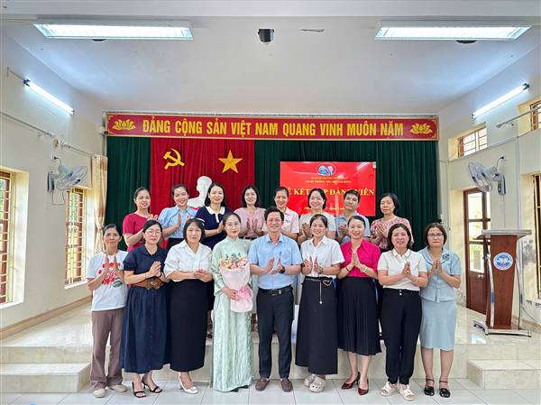 Chi bộ trường Tiểu học Kim Đồng tổ chức lễ kết nạp Đảng viên mới