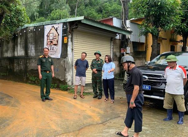 Đồng chí Bí thư Đảng ủy, Chủ tịch HĐND phường Bùi Thị Tuyết Mai kiểm tra, chỉ đạo ứng phó sạt lở đất do ảnh hưởng của cơn bão số 4