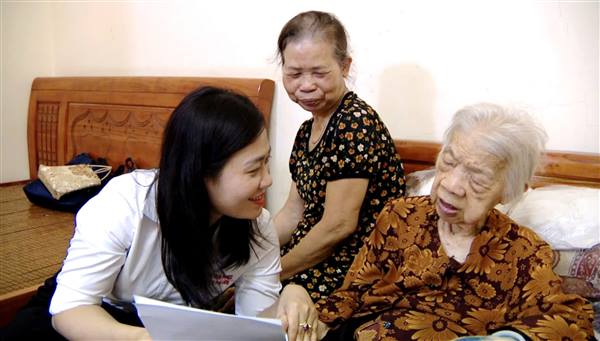 Phường Phù Liễn hỗ trợ tại nhà cho Mẹ Việt Nam anh hùng thực hiện thủ tục nhận quà tri ân nhân từ Quỹ Thiện Tâm - Tập đoàn Vingroup