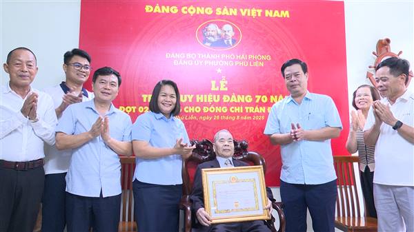 Đồng chí Trưởng Ban Quản lý Khu kinh tế thành phố Phạm Văn Thép trao Huy hiệu 70 năm tuổi Đảng tặng đảng viên Trần Đông Nhuế (chi bộ tổ dân phố Ngọc Sơn)