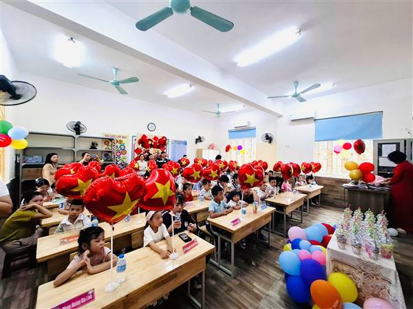 Hơn 1.000 học sinh lớp 1 các trường Tiểu học phường Phù Liễn đã tựu trường năm học 2026 - 2027