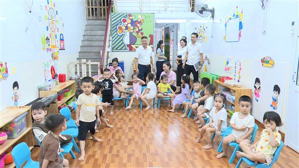 Ban Văn hóa - Xã hội HĐND phường giám sát việc thực hiện chính sách bảo hiểm xã hội, bảo hiểm y tế tại Trường Mầm non Kids