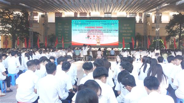 UBND phường, Công an phường phối hợp với trường THPT Kiến An tổ chức chương trình tuyên truyền phổ biến giáo dục pháp luật về giao thông, ra quân chiến dịch đào tạo kĩ năng lái xe mô tô, xe gắn máy an toàn