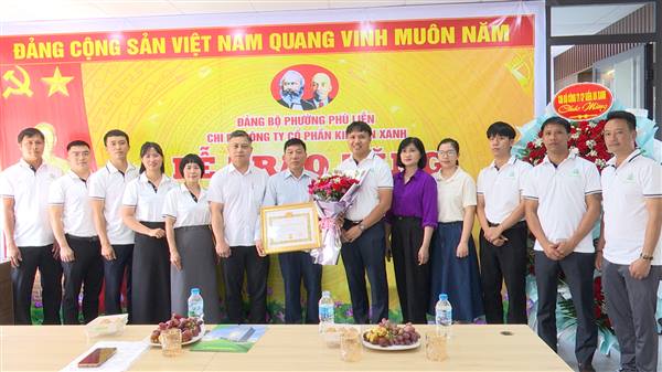 Đồng chí Phó Chủ tịch HĐND phường Lại Vĩnh Ngọc trao tặng Huy hiệu 35 năm tuổi Đảng tặng đảng viên Chi bộ Công ty Cổ phần Kiến An Xanh