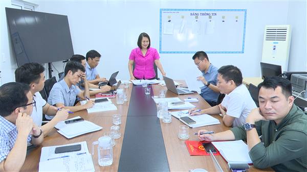 Đồng chí Bí thư Đảng ủy, Chủ tịch HĐND phường Bùi Thị Tuyết Mai tiếp, giải quyết kiến nghị của bà Trương Thị Hải Hà đề nghị xem xét lại mức giá bồi thường khi thu hồi đất thực hiện dự án xây dựng đường nối Quốc lộ 5 – Quốc lộ 10
