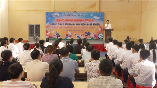 Trường THPT Phan Đăng Lưu tổ chức hoạt động ngoại khóa chủ đề “Định vị bản thân – Định hướng nghề nghiệp”