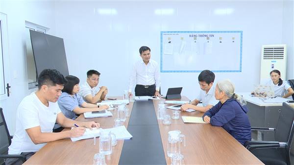 Đồng chí Phó Bí thư Đảng ủy, Chủ tịch UBND phường Phạm Văn Diện tiếp, giải quyết đơn của công dân