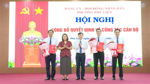 Công bố quyết định về công tác cán bộ Văn phòng Đảng ủy, Hội Nông dân, Ban Kinh tế - Ngân sách HĐND phường