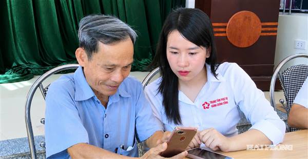 Đồng hành cùng người cao tuổi trong chuyển đổi số