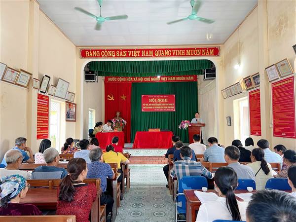Đồng chí Bí Thư Đảng ủy xã Phú thái tiếp xúc, đối thoại với nhân dân thôn Văn Minh.
