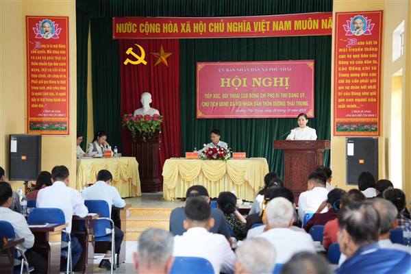 Đồng chí Chủ tịch UBND xã tiếp xúc đối thoại với nhân dân thôn Dưỡng Thái Trung.