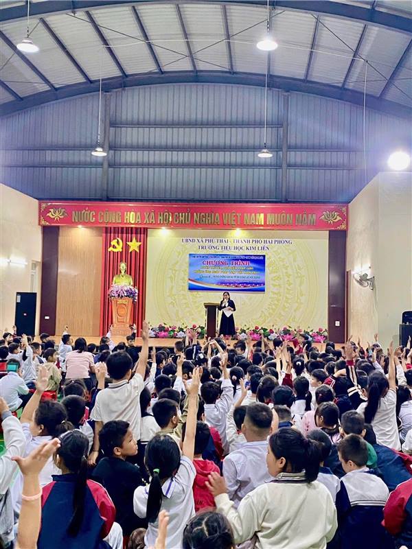 Đoàn TN xã Phú Thái phối hợp cùng UBND xã tổ chức chương trình tuyên truyền phổ biến pháp luật, hưởng ứng ngày pháp luật Việt Nam 09/11.