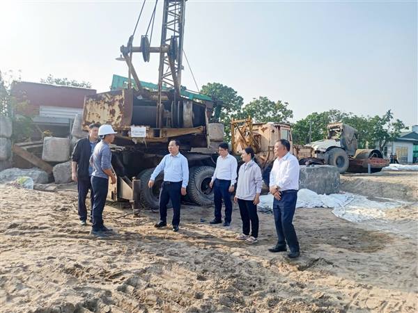 Các đồng chí TTĐU kiểm tra tiến độ xây dựng một số dự án trọng điểm.