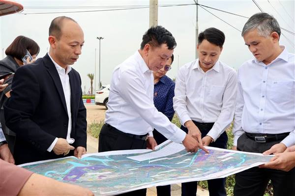 Đồng chí Phó Chủ tịch UBND thành phố Trần Văn Quân yêu cầu các đơn vị tiếp tục đẩy nhanh tiến độ, linh hoạt trong tổ chức thực hiện, bảo đảm hoàn thành 100% giải ngân trong năm 2025.