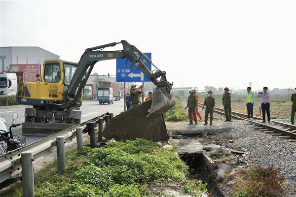 Ban ATGT xã Phú Thái tổ chức ra quân giải tỏa hành lang giao thông.