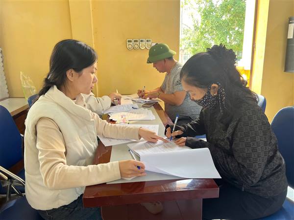 Xã Phú Thái chi trả tiền bồi thường hỗ trợ GPMB dự án xây dựng một số đoạn đường gom Phía Bắc Quốc lộ 5 trên địa bàn.