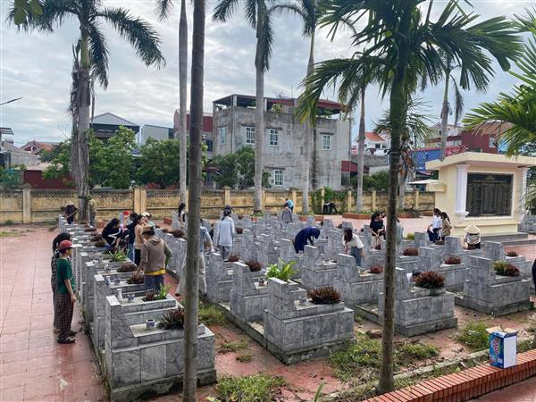 Tuổi trẻ Phú Thái cùng các hội đoàn thể của địa phương tổ chức ra quân dọn vệ sinh, chỉnh trang khuôn viên các trang Liệt sĩ trên địa bàn xã.