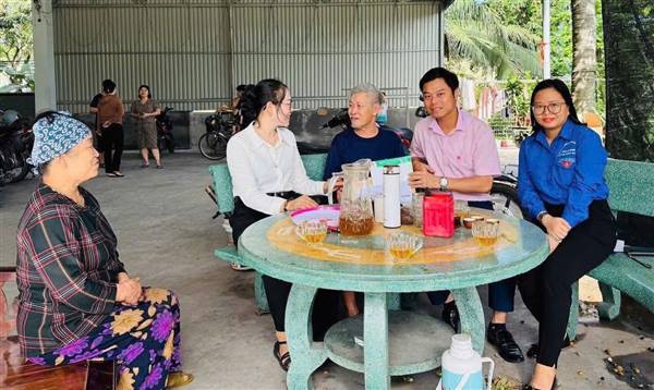 Uỷ ban MTTQ Việt Nam xã Phú Thái cùng Ngân hàng CSXH Kim Thành thăm tặng quà các gia đình chính sách tiêu biểu