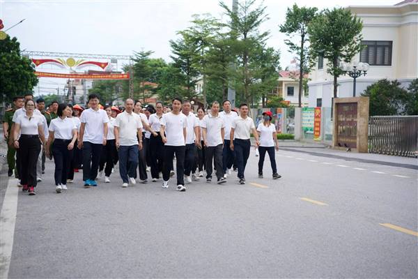 Xã Phú Thái tổ chức hoạt động "Cùng Việt Nam tiến bước"