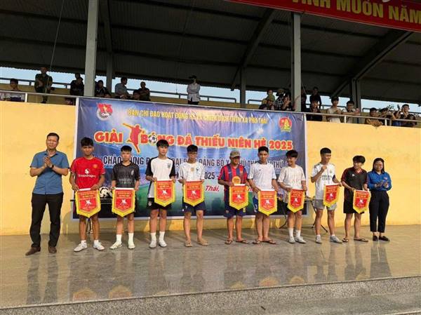 Đoàn Thanh niên xã Phú Thái khai mạc giải bóng đá chào mừng Đại hội Đảng bộ xã