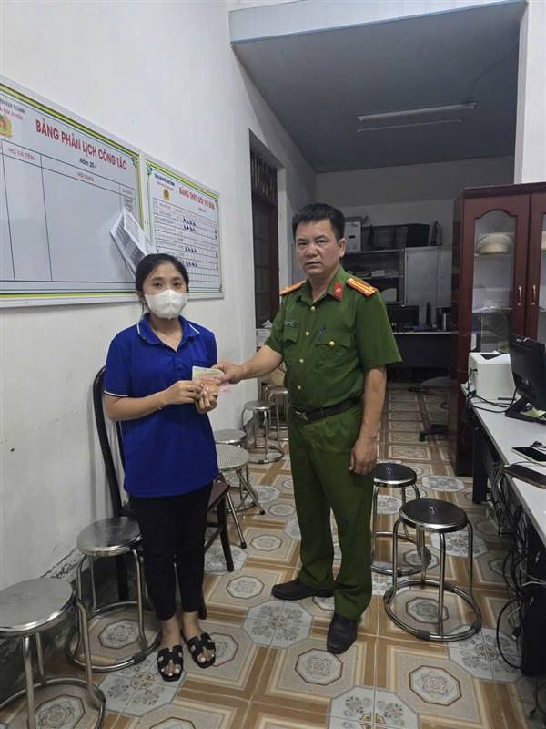 Nhặt được 6,6 triệu đồng, cô gái 20 tuổi mang đến Công an xã nhờ trả lại!