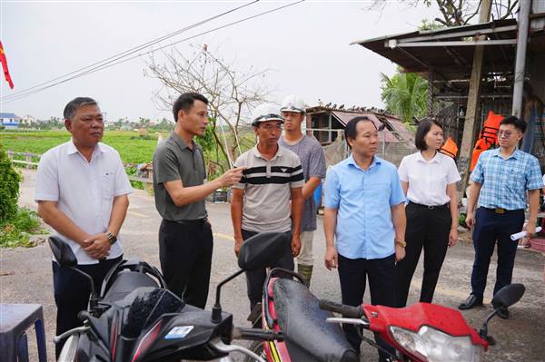 Lãnh đạo Đảng uỷ - UBND xã đi kiểm tra tiến độ công tác giải phóng mặt bằng đối với các dự án trọng điểm trên địa bàn