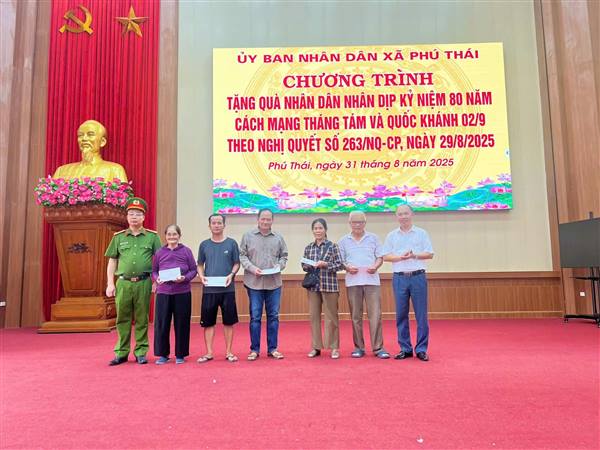UBND xã Phú Thái tặng quà nhân dân nhân dịp lễ Quốc Khánh 02/9