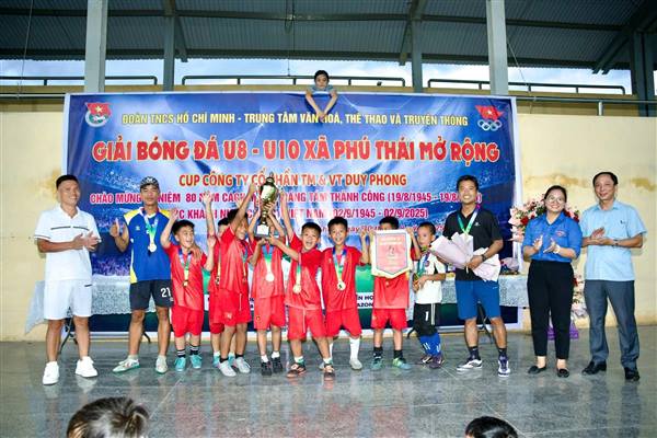 Ban Tổ chức giải bóng đá U8-U10 xã Phú Thái mở rộng tranh cúp Công ty CP Duy Phong trao giải cho các đội tuyển và bế mạc giải