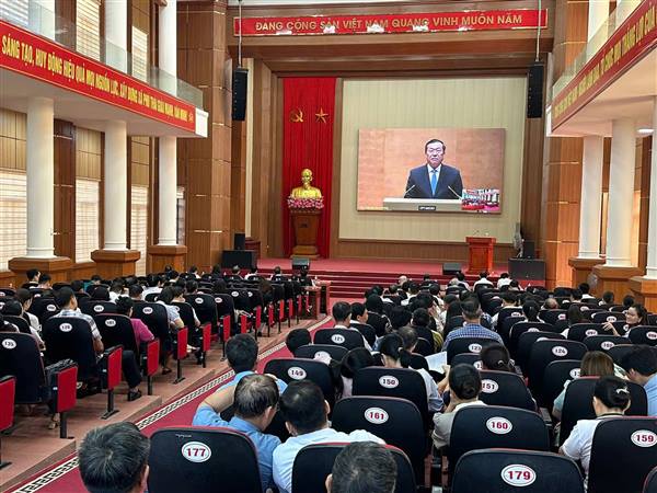 Đảng ủy xã Phú Thái đã tham gia hội nghị trực tuyến toàn quốc quán triệt và triển khai thực hiện 4 Nghị quyết quan trọng của Bộ Chính trị.