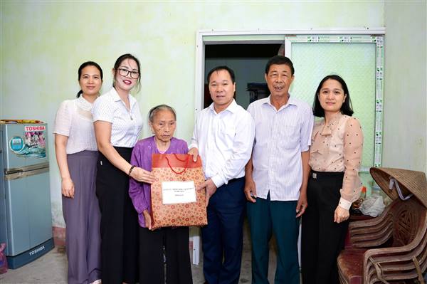 Xã Phú Thái thăm tặng quà người cao tuổi