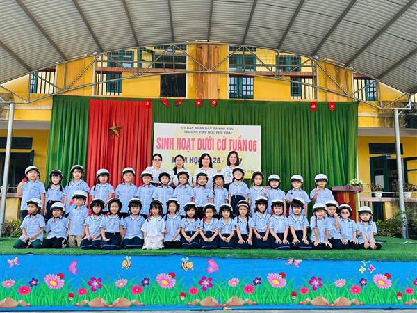 Trong tiết sinh hoạt dưới cờ tuần 6, Trường Tiểu học Phú Thái tổ chức trao tặng mũ bảo hiểm do Công ty Honda Việt Nam dành tặng các em học sinh.